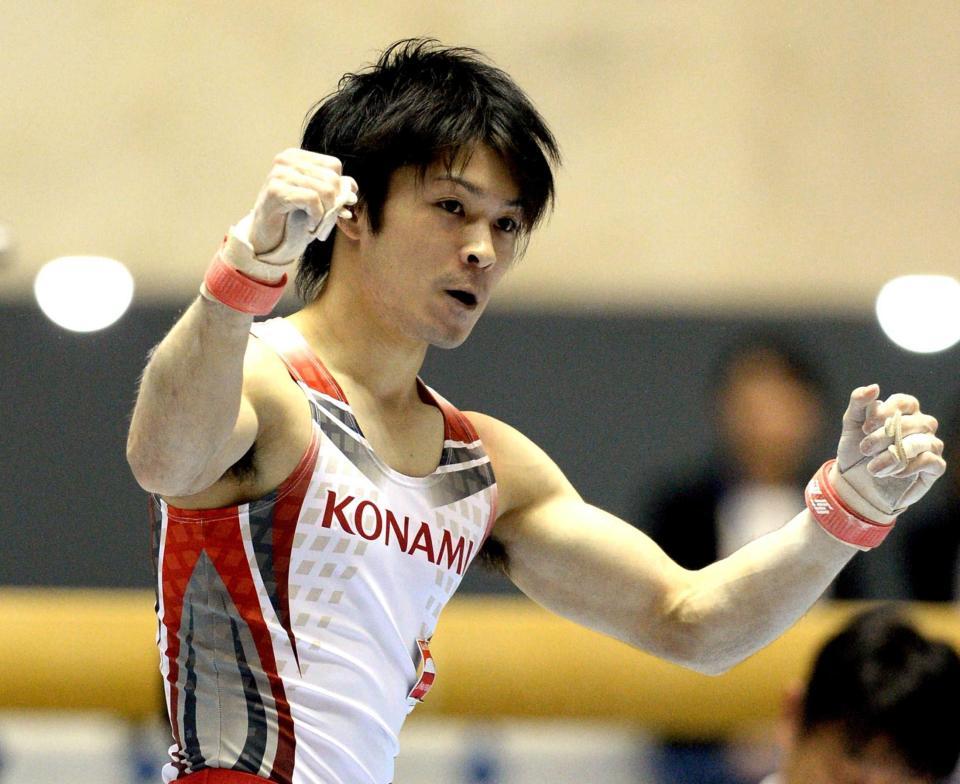 　ガッツポーズをする内村航平