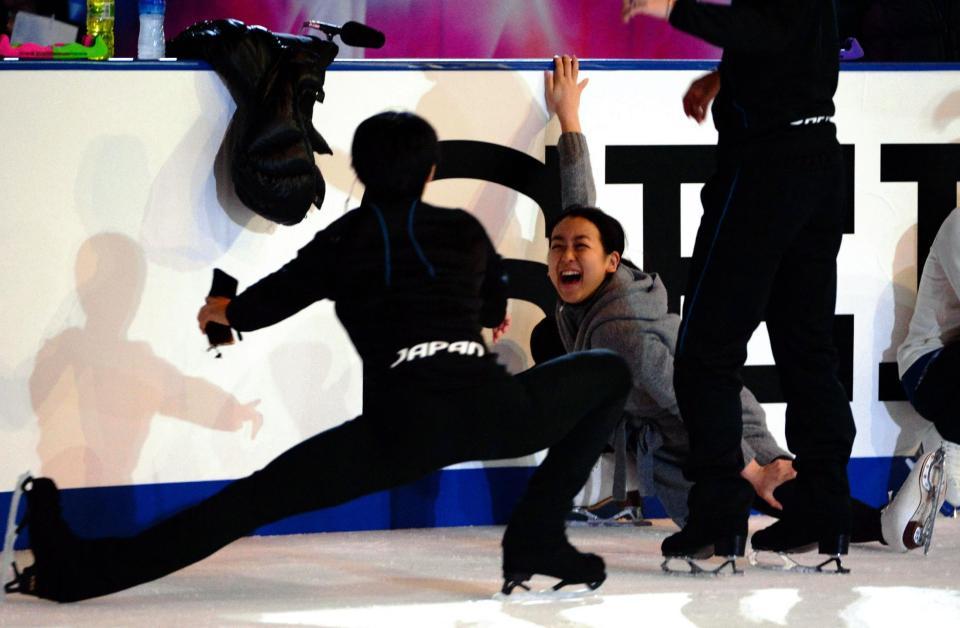 エキシビジョン練習前、おどける羽生結弦（手前）に爆笑する浅田真央＝長野ビッグハット（撮影・開出牧）