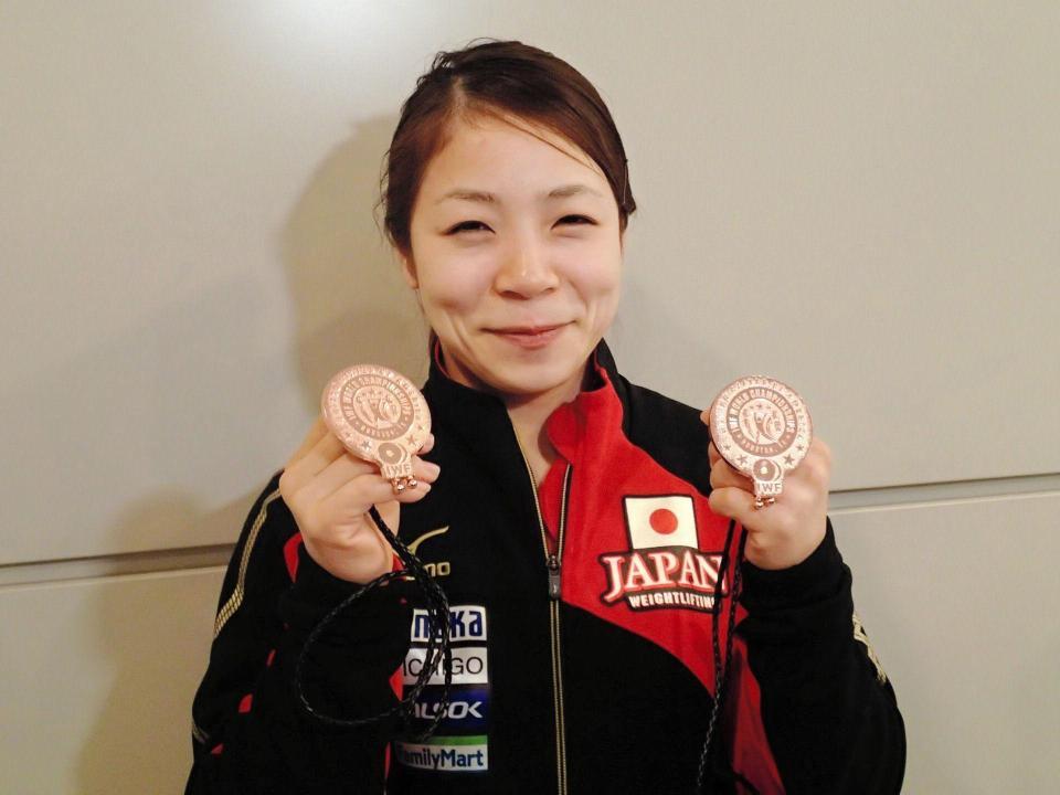 　重量挙げの世界選手権女子４８キロ級で銅メダルを獲得し帰国した三宅宏実