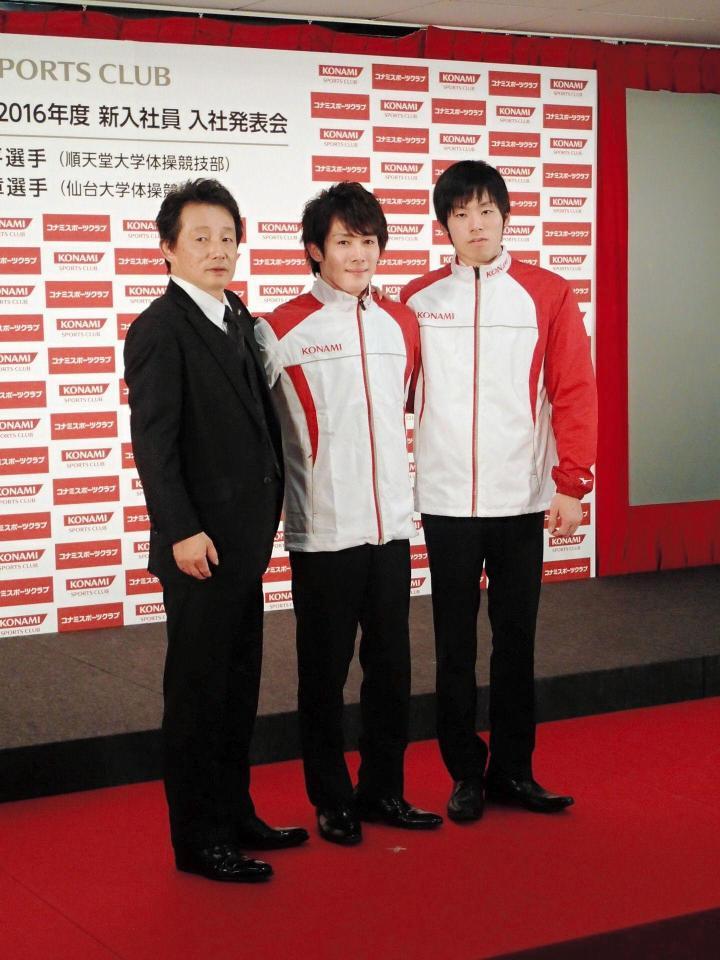コナミスポーツクラブ入社が発表された加藤凌平（中央）と父の裕之監督（左）。右は古谷嘉章＝都内