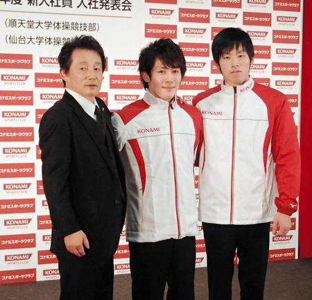 　コナミスポーツクラブ入社が発表された加藤凌平（中央）と父の裕之監督（左）。右は古谷嘉章