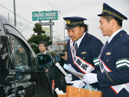 　群馬県警大泉署の一日署長に就任し、ドライバーに交通安全を呼びかけるラグビー・トップリーグの稲垣啓太選手（左）と谷昌樹選手＝２日午前、群馬県大泉町