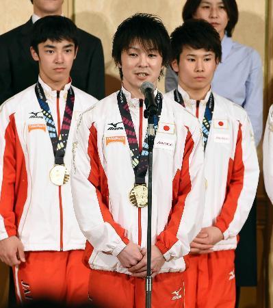 　世界選手権の祝勝会であいさつする体操男子の内村航平。左は白井健三＝３日夜、東京都内