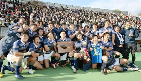 　関西大学リーグで８年ぶりの優勝を決め、喜ぶ同大フィフティーン＝西京極