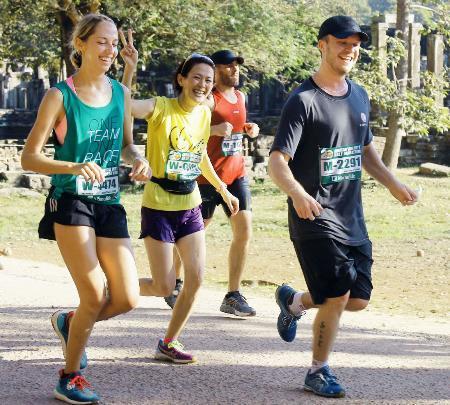 　アンコールワット国際ハーフマラソンに参加した有森裕子さん（左から２人目）＝６日、カンボジア・シエムレアプ（共同）