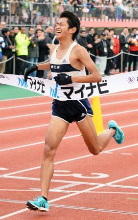 　２時間８分５６秒で日本勢トップの３位でゴールする佐々木悟＝平和台陸上競技場