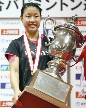 　女子シングルスで優勝し、表彰式でカップを手に笑顔の奥原希望＝代々木第二体育館