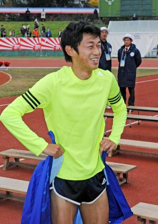 日本人トップの３位でゴールし、笑顔を見せる佐々木