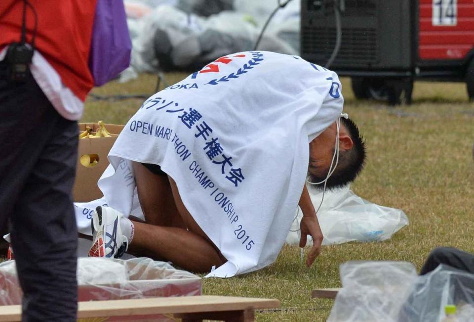 　ゴール後、ひざまづく川内優輝