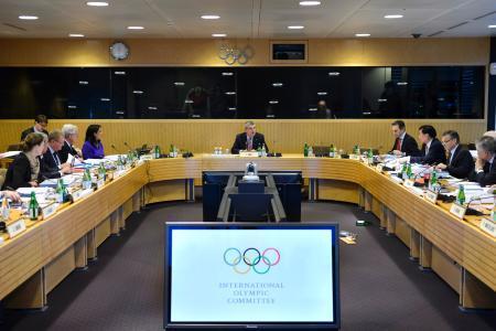 　理事会で発言する国際オリンピック委員会（ＩＯＣ）のバッハ会長（中央）ら＝８日、ローザンヌ（ＡＰ＝共同）