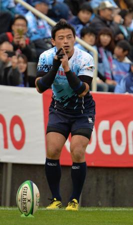 ゴールを狙う五郎丸＝ヤマハスタジアム（撮影・田村亮介）