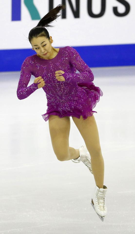 　女子ＳＰでトリプルアクセルを跳ぶ浅田真央＝バルセロナ（共同）