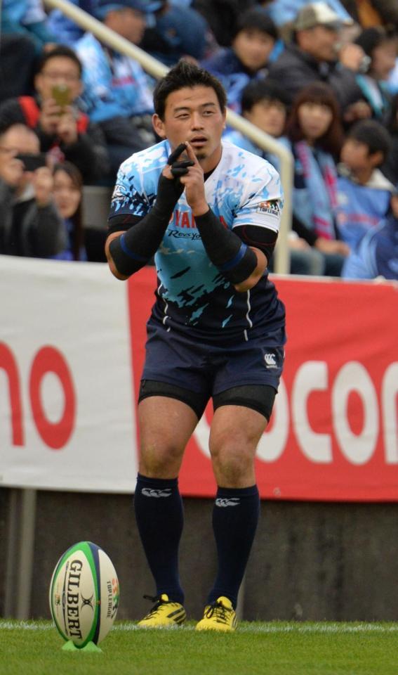 ゴールを狙う五郎丸＝ヤマハスタジアム（撮影・田村亮介）