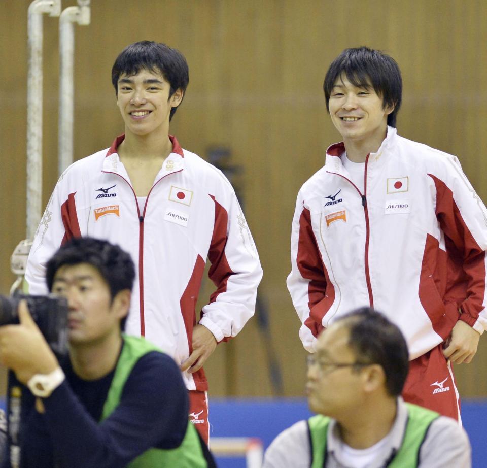 　男子床運動の演技を終え、内村航平（右）と談笑する白井健三＝豊田市総合体育館