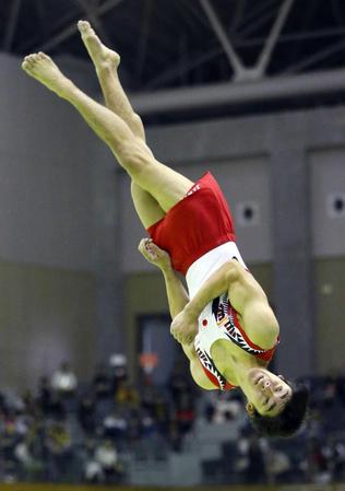 　床運動で、伸身の「リ・ジョンソン」を決める白井健三