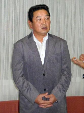 　研修会を終え、取材に応じる元巨人の吉村禎章氏＝１３日、東京都新宿区