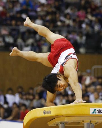 　男子跳馬で優勝した白井健三＝豊田市総合体育館