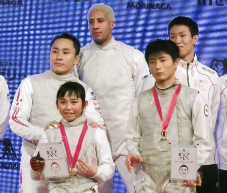 　小学生選手と記念撮影する太田雄貴（奥左）。中央はマイルス・チェムリーワトソン＝１３日、東京都内のホテル