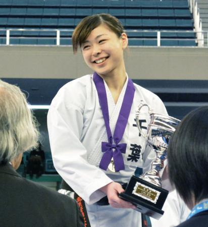 　女子個人組手で初優勝し、表彰式で笑顔を見せる植草歩＝日本武道館