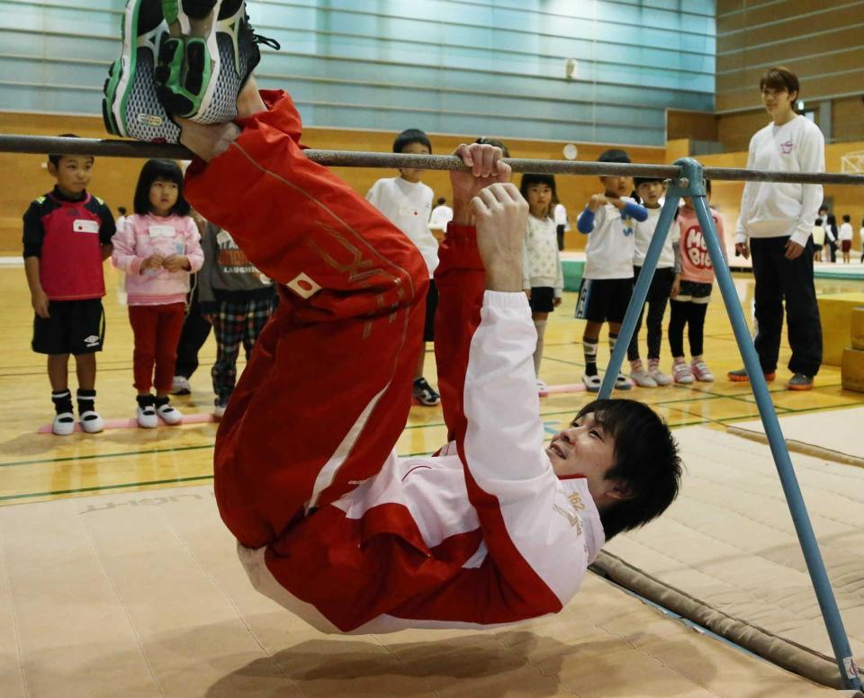 内村 子供たちにブタの丸焼き披露 スポーツ デイリースポーツ Online