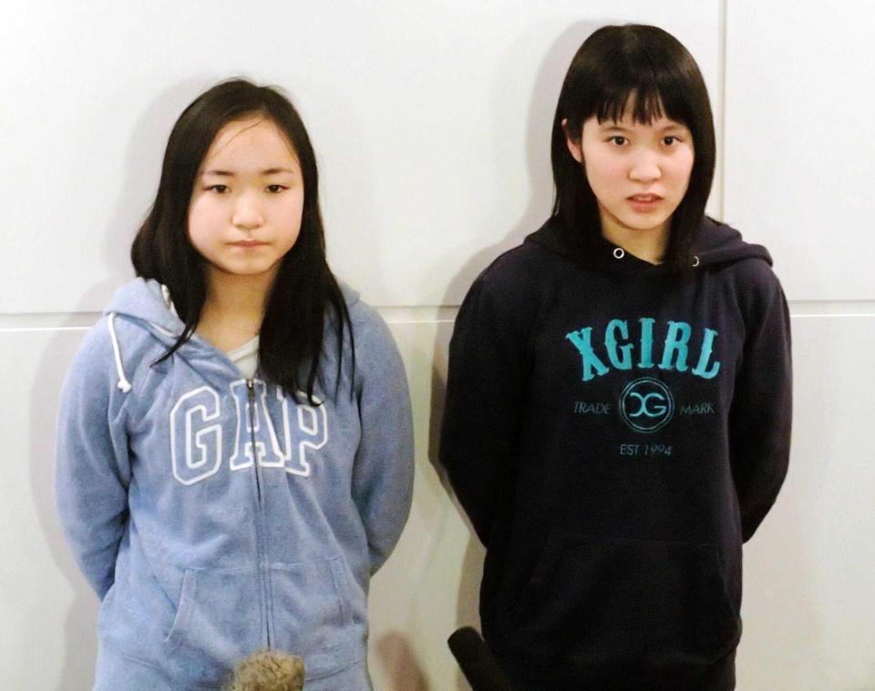 　卓球のグランドファイナルから帰国した伊藤美誠（左）、平野美宇