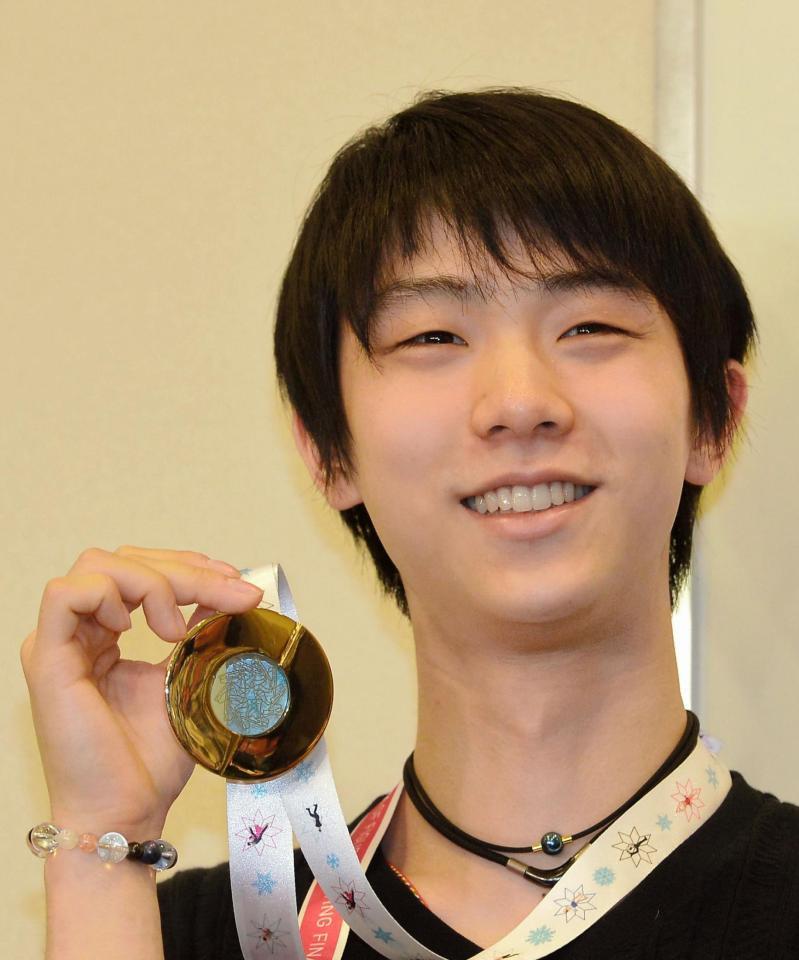 スペインから帰国しメダルを披露する羽生結弦＝羽田空港（撮影・堀内翔）