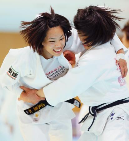 　強化合宿で練習する松本薫（左）＝味の素ナショナルトレーニングセンター