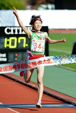 　優勝のゴールテープを切る世羅のアンカー・向井