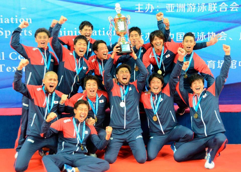 　水球のアジア選手権で中国に勝利してリオデジャネイロ五輪出場を決め、喜ぶ水球男子の日本代表（共同）