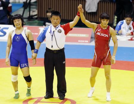 　女子５８キロ級で、増田奈千（左）を下して優勝した伊調馨＝代々木第二体育館