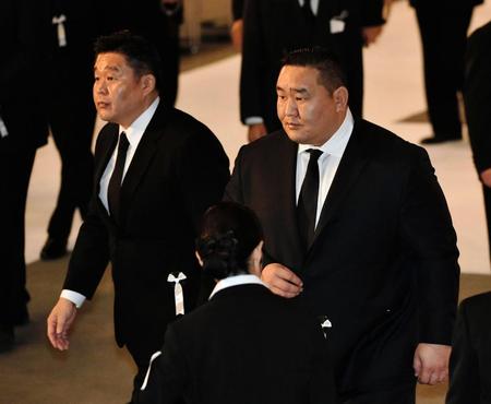 故北の湖理事長の協会葬に参列した元横綱朝青龍のドルゴルスレンギーン・ダグワドルジ氏（右）と元横綱若乃花の花田虎上氏（撮影・出月俊成）