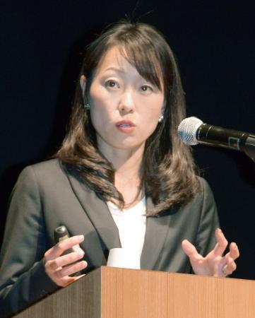 　神戸市内で講演する、ラグビー男子日本代表のメンタルコーチを務めた兵庫県立大の荒木香織准教授＝２２日