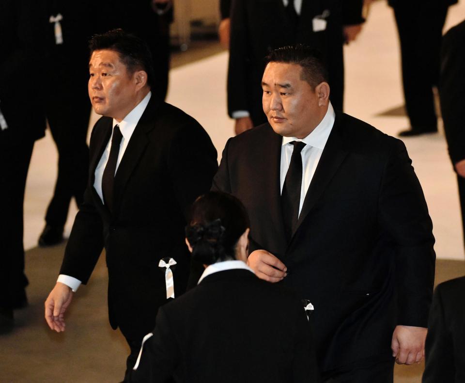 故北の湖理事長の協会葬に参列した元横綱朝青龍のドルゴルスレンギーン・ダグワドルジ氏（右）と元横綱若乃花の花田虎上氏（撮影・出月俊成）