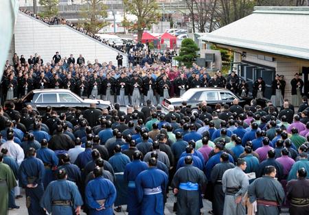 　故北の湖前理事長の遺骨を乗せた車を見送る力士たち