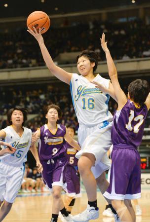 　札幌山の手-山村学園　第２クオーター、札幌山の手・栗林（１６）がシュートを放つ＝東京体育館