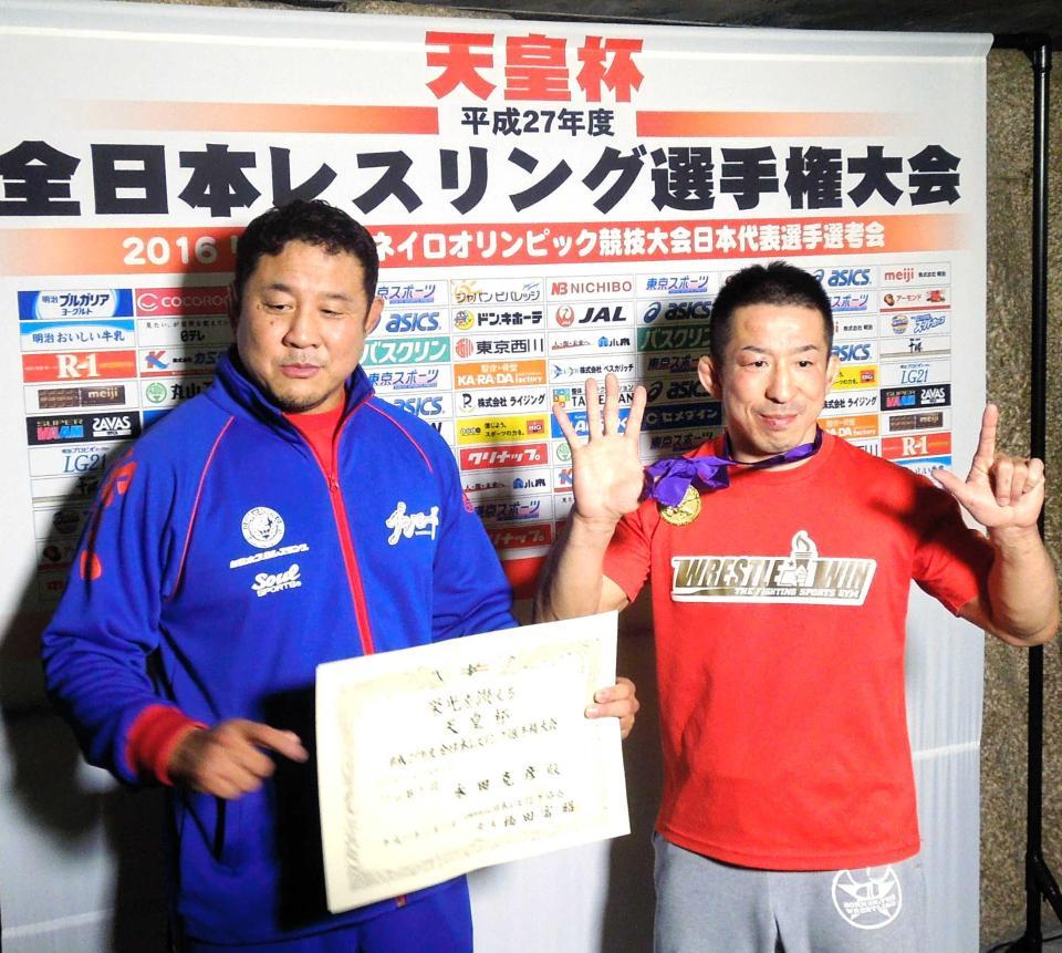 　１３年ぶりの優勝を果たした永田克彦（右）と兄でプロレスラーの永田裕志