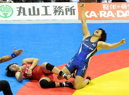　女子７５キロ級決勝で工藤佳代子（左）を破りガッツポーズの渡利璃穏（共同）