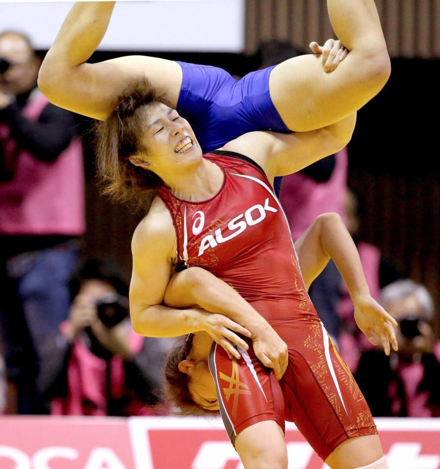 　女子５５キロ級決勝で菅原ひかりを持ち上げる吉田沙保里