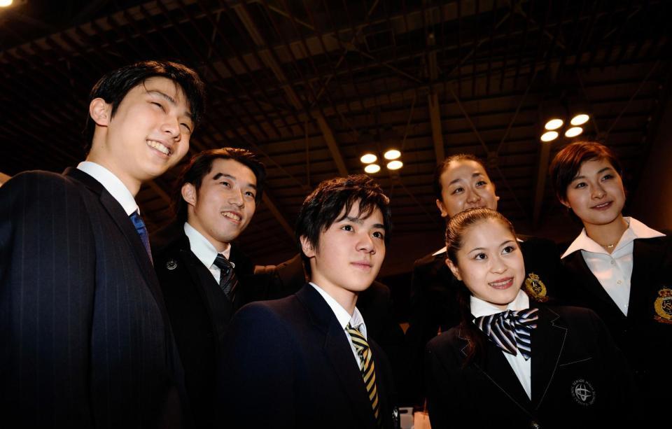 開会式を終えた（左から）羽生結弦、無良崇人、宇野昌磨、宮原知子、浅田真央、村上佳菜子＝北海道・真駒内セキスイハイムアイスアリーナ