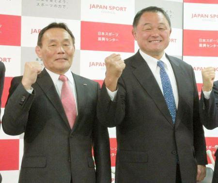 　味の素ナショナルトレーニングセンターの新センター長に就任する山下泰裕氏。左はＪＳＣの大東和美理事長＝２５日、文科省