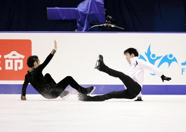 羽生 練習中に村上と接触し互いに転倒/スポーツ/デイリースポーツ online