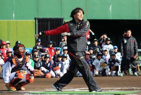 　小学生を対象にした野球教室でバットを振る松井秀喜氏＝２７日、川崎市