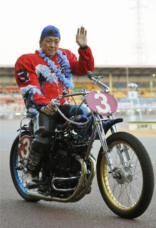 　優勝しウイニングランでファンの声援に応える青山周平＝川口オートレース場