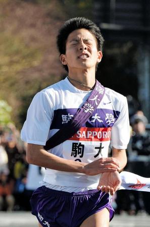 箱根駅伝往路３位でゴールする駒大・大塚祥平＝神奈川・箱根（撮影・佐々木彰尚）