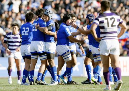 明大を破って決勝進出を決め、抱き合って喜ぶ東海大フィフティーン