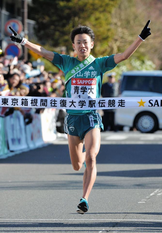 箱根駅伝往路優勝を決めて喜ぶ青学大・神野大地＝神奈川・箱根（撮影・佐々木彰尚）