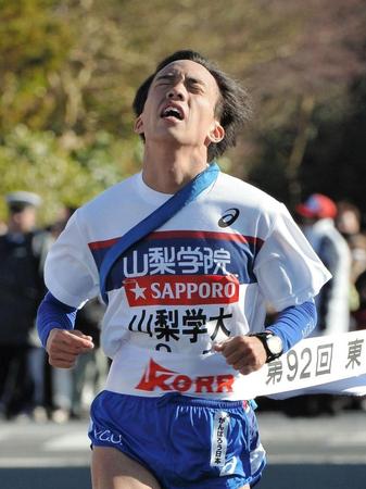 　４位でゴールする山梨学院大５区・前田拓哉