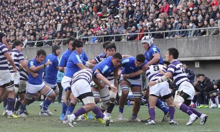 　後半２８分、東海大ＦＷタタフ（中央）が同点トライを決める