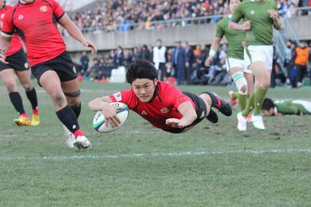 　後半３３分、この日４本目のトライを決める帝京大ＷＴＢ竹山