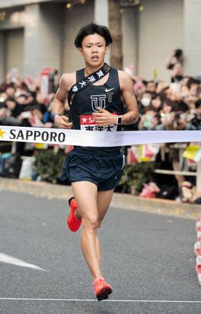 ２位でゴールする東洋大１０区・渡辺一磨（撮影・佐々木彰尚）